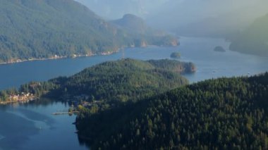 Deep Cove Bay 'deki Burnaby Dağ Parkı' ndan hava görüntüsü. Vancouver, British Columbia, Kanada.