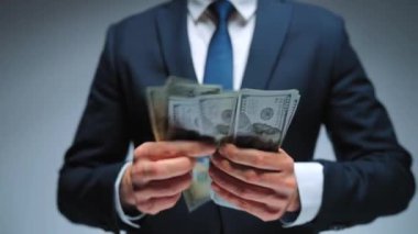 Mutlu, resmi giyinmiş adam yakın plan Amerikan Doları 'nı sayıyor. Yatırım, başarı, finansal beklentiler veya kariyer ilerlemesi kavramı.