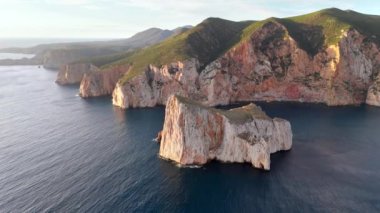 Porto Flavia yakınlarındaki Sardinya 'da mavi deniz. Pan di Zucchero 'nun hava manzarası ve kristal berrak deniz. İtalyan tatili