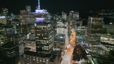 Geceleri Vancouver 'ın merkezindeki göz kamaştırıcı hava manzarası. British Columbia, Kanada. 