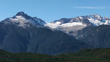 Squamish yakınlarında buzullu dağların havadan görünüşü British Columbia, Kanada.
