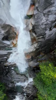 Shannon Falls 'un havadan görünüşü. Su kanyondan aşağı akıyor. Squamish 'te, Vancouver' ın kuzeyinde, British Columbia, Kanada