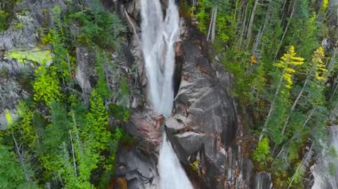 Shannon Falls 'un havadan görünüşü. Su kanyondan aşağı akıyor. Squamish 'te, Vancouver' ın kuzeyinde, British Columbia, Kanada