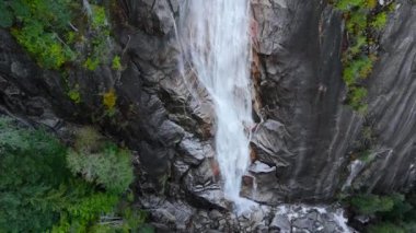 Shannon Falls 'un havadan görünüşü. Su kanyondan aşağı akıyor. Squamish 'te, Vancouver' ın kuzeyinde, British Columbia, Kanada