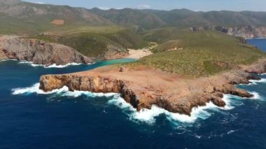 Buggerru 'daki Cala Domestica Sahili, Cliffs ve Tower' da hava manzarası. Güney Sardunya, İtalya. İnsansız hava aracı görüntüleri