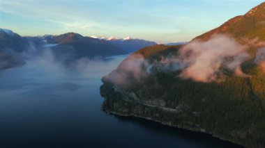 Deniz manzaralı Sky Highway, Howe Sound ve fiyortlu. Bulut seviyesinde uçuş. Squamish ve Vancouver arasında, British Columbia, Kanada.