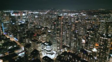 Geceleri Vancouver 'ın merkezindeki göz kamaştırıcı hava manzarası. British Columbia, Kanada. 