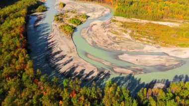 Kanada 'da göz kamaştırıcı sonbahar manzarası, British Columbia. Dağ yamaçlarındaki renkli ormanın ve vadideki nehrin havadan görünüşü