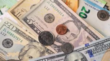 Bozuk paralar farklı para birimlerinin ve banknotların üzerine düşer. Makro çekim