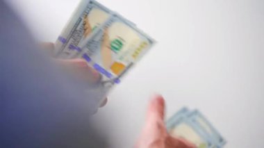 Erkek eller Amerikan dolarlarını sayıyor, yakın plan. Yatırım, başarı, finansal beklentiler veya kariyer ilerlemesi kavramı.