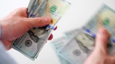 Erkek eller Amerikan dolarlarını sayıyor, yakın plan. Yatırım, başarı, finansal beklentiler veya kariyer ilerlemesi kavramı.