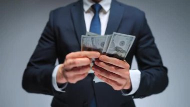 Mutlu, resmi giyinmiş adam yakın plan Amerikan Doları 'nı sayıyor. Yatırım, başarı, finansal beklentiler veya kariyer ilerlemesi kavramı.