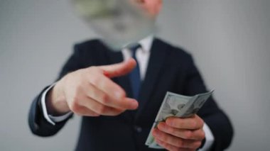 Resmi olarak giyinmiş bir adam Amerikan Doları 'nı kameraya doğru savuruyor. Yatırım, başarı, finansal beklentiler veya kariyer ilerlemesi kavramı.