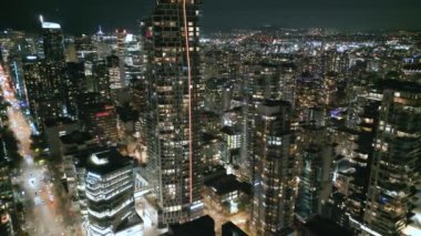 Geceleri Vancouver 'ın merkezindeki göz kamaştırıcı hava manzarası. British Columbia, Kanada. 