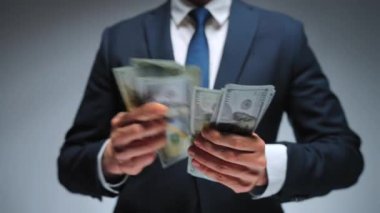 Mutlu, resmi giyinmiş adam yakın plan Amerikan Doları 'nı sayıyor. Yatırım, başarı, finansal beklentiler veya kariyer ilerlemesi kavramı.