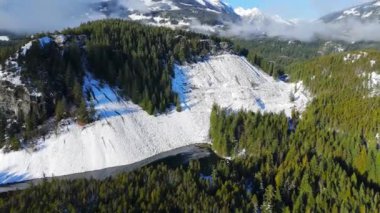 Kanada kayalık dağ manzarası bulutlar arasında karla kaplı. British Columbia, Kanada.