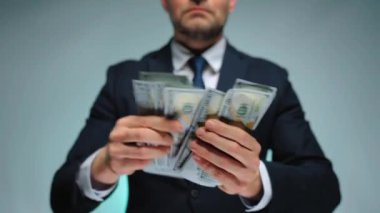 Mutlu, resmi giyinmiş adam yakın plan Amerikan Doları 'nı sayıyor. Yatırım, başarı, finansal beklentiler veya kariyer ilerlemesi kavramı.