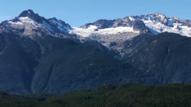 Squamish yakınlarında buzullu dağların havadan görünüşü British Columbia, Kanada.