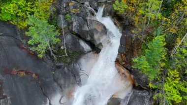 Shannon Falls 'un havadan görünüşü. Su kanyondan aşağı akıyor. Squamish 'te, Vancouver' ın kuzeyinde, British Columbia, Kanada