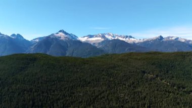 Squamish yakınlarında buzullu dağların havadan görünüşü British Columbia, Kanada.