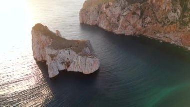 Porto Flavia yakınlarındaki Sardinya 'da mavi deniz. Pan di Zucchero 'nun hava manzarası ve kristal berrak deniz. İtalyan tatili