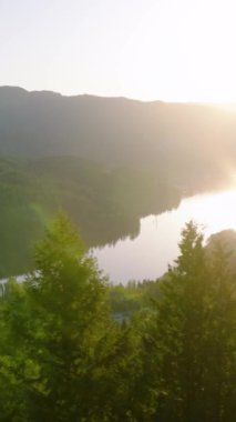 Deep Cove Bay 'deki Burnaby Dağı Parkı' ndan ve güneş doğarken çevresindeki dağ manzarasından panoramik hava manzarası. Vancouver, British Columbia, Kanada