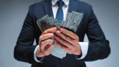 Mutlu, resmi giyinmiş adam yakın plan Amerikan Doları 'nı sayıyor. Yatırım, başarı, finansal beklentiler veya kariyer ilerlemesi kavramı.