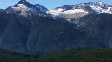Squamish yakınlarında buzullu dağların havadan görünüşü British Columbia, Kanada.