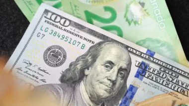 Karmaşık tasarımı ve çeşitli güvenlik özelliklerini vurgulayan farklı para birimleri ve mezheplerin yakın ve ayrıntılı görünümü 