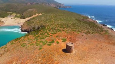 Buggerru 'daki Cala Domestica Sahili, Cliffs ve Tower' da hava manzarası. Güney Sardunya, İtalya. İnsansız hava aracı görüntüleri