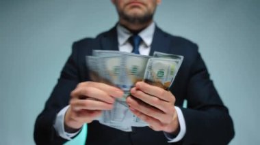 Mutlu, resmi giyinmiş adam yakın plan Amerikan Doları 'nı sayıyor. Yatırım, başarı, finansal beklentiler veya kariyer ilerlemesi kavramı.