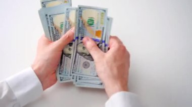 Erkek eller Amerikan dolarlarını sayıyor, yakın plan. Yatırım, başarı, finansal beklentiler veya kariyer ilerlemesi kavramı.