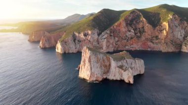 Porto Flavia yakınlarındaki Sardinya 'da mavi deniz. Pan di Zucchero 'nun hava manzarası ve kristal berrak deniz. İtalyan tatili