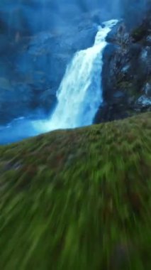 FPV İHA Avusturya 'da Salzburg yakınlarındaki Krimmml Şelalesi' ne yakın uçuyor. Yüksek Tauern Ulusal Parkı, Avusturya Alpleri, Avusturya. Dikey video