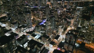 Geceleri Vancouver 'ın merkezindeki göz kamaştırıcı hava manzarası. British Columbia, Kanada. 