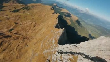 FPV İHA 'sı Alplerdeki Seceda, İtalya' nın keskin dağ uçurumlarına, Dolomite dağlarına yakın uçuyor..