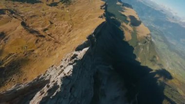 FPV İHA 'sı Alplerdeki Seceda, İtalya' nın keskin dağ uçurumlarına, Dolomite dağlarına yakın uçuyor..