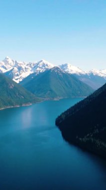 Chilliwack Gölü 'nün ve baharda dağların havadan manzarası. Vancouver 'ın doğusunda, British Columbia, Kanada