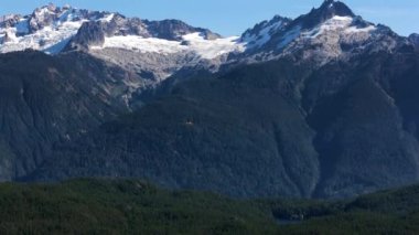 Squamish yakınlarında buzullu dağların havadan görünüşü British Columbia, Kanada.