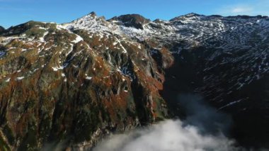 Güzel sonbahar dağ manzarası ve vadide uçan beyaz bulutlar. Alpler, Avusturya