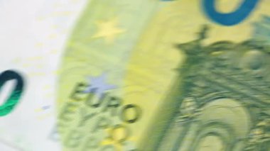 Karmaşık tasarımı ve çeşitli güvenlik özelliklerini vurgulayan 100 avroluk banknotların yakın plan ve ayrıntılı görünümü