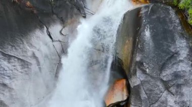 Shannon Falls 'un havadan görünüşü. Su kanyondan aşağı akıyor. Squamish 'te, Vancouver' ın kuzeyinde, British Columbia, Kanada