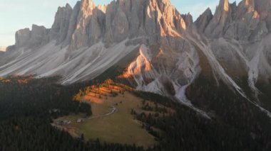 Val Gardena, Trentino-alto Adige, İtalya 'daki Puez Odle Doğa Parkı' nda Seceda Dağı Alpe di Seceda Havadan Görünümü.