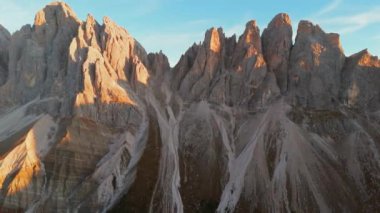Val Gardena, Trentino-alto Adige, İtalya 'daki Puez Odle Doğa Parkı' nda Seceda Dağı Alpe di Seceda Havadan Görünümü.