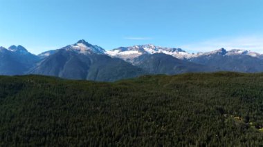 Squamish yakınlarında buzullu dağların havadan görünüşü British Columbia, Kanada.