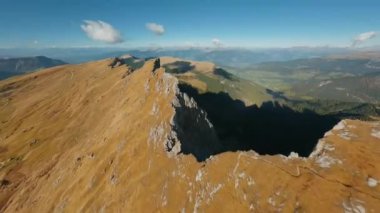 FPV İHA 'sı Alplerdeki Seceda, İtalya' nın keskin dağ uçurumlarına, Dolomite dağlarına yakın uçuyor..