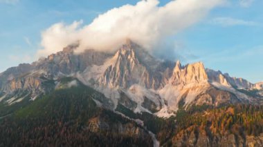 Bulutlu yüksek dağ zirvesinin havadaki yüksek hızı. Dolomites, İtalya 'daki Cristallo Dağı. Güzel sonbahar manzarası