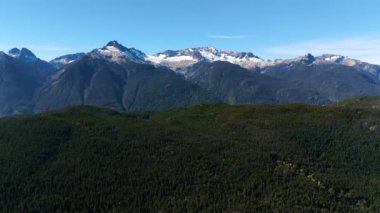 Squamish yakınlarında buzullu dağların havadan görünüşü British Columbia, Kanada.