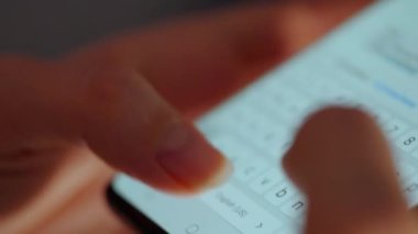Akıllı telefondan sohbet eden, kısa mesaj yazan, dokunmatik ekran klavyesine dokunan, kurye uygulaması kullanan bir kadın. Cep telefonu tutan kadın..