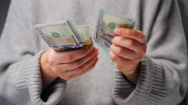 Amerikan Doları 'nı sayan bir kadın, yakın plan. Yatırım, başarı, finansal beklentiler veya kariyer ilerlemesi kavramı.